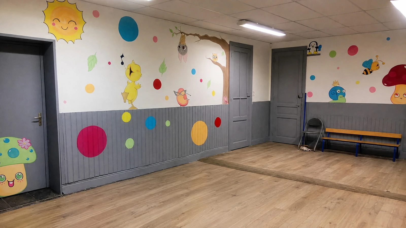 Fresque crèche — l'œuvre réalisée dans le hall
