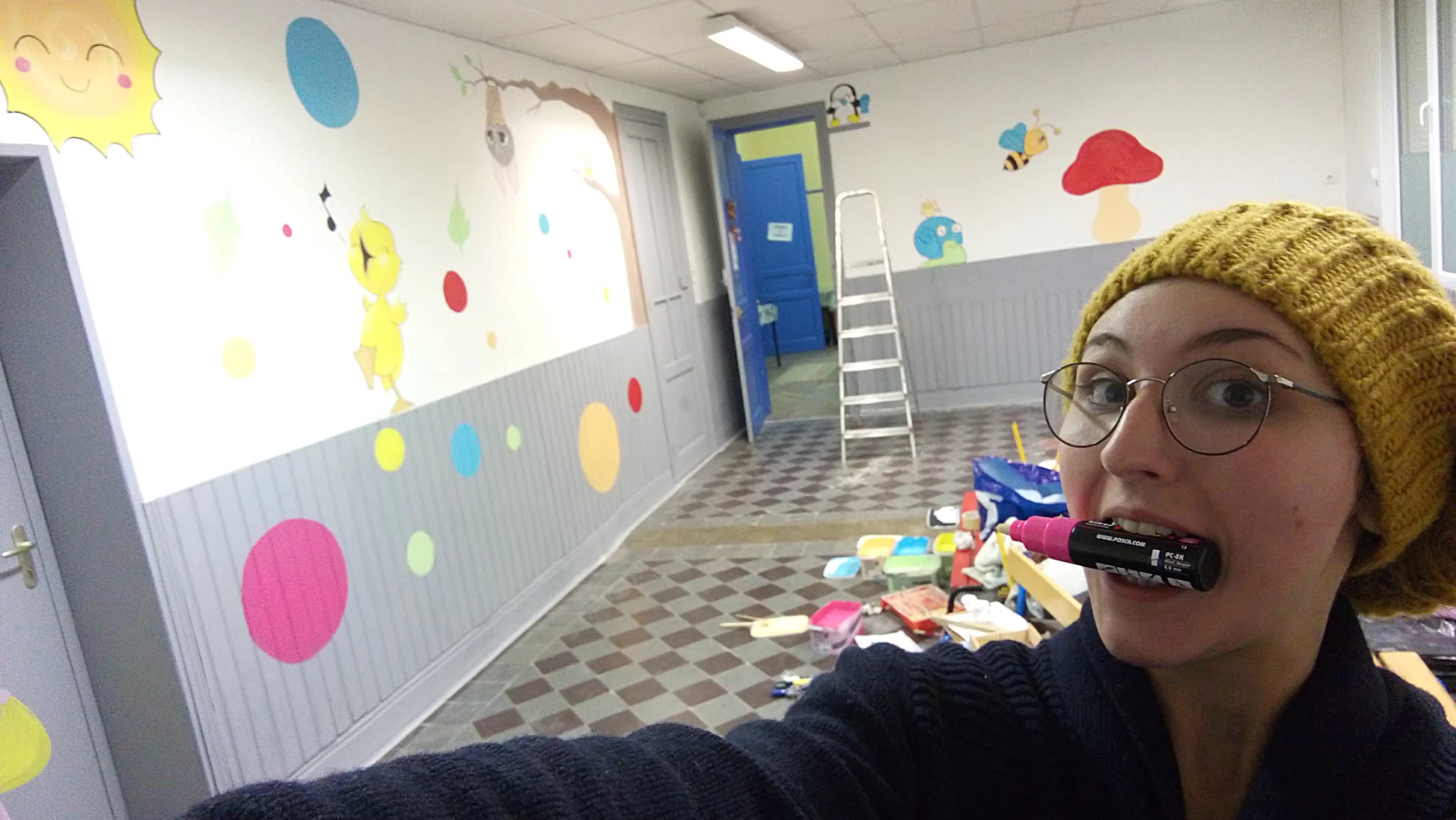 Fresque crèche — réalisation en cours dans le hall