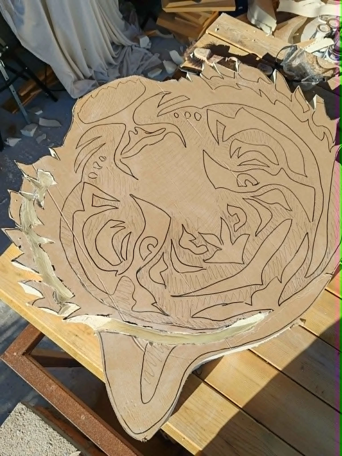 Enseigne Ryze — pourtour sculpté et dessin du blason · 01