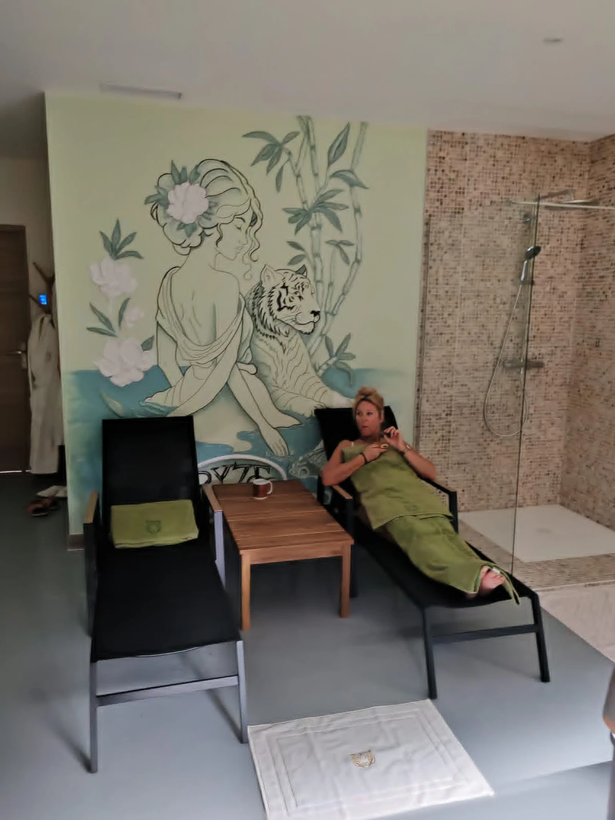 Œuvre de Julie Chailland — Spa — création murale